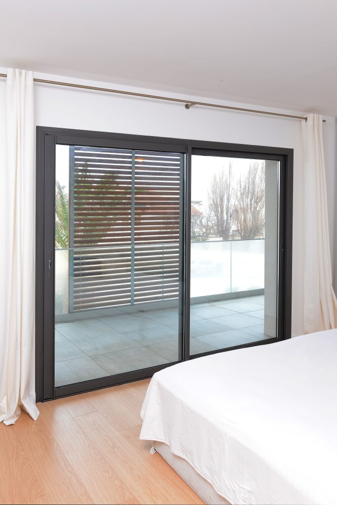 Coulissant 2 vantaux gris anthracite dans une chambre à coucher