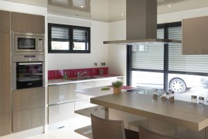 Cuisine présentant une fenêtre 2 vantaux et un coulissant 2 vantaux en aluminium gris anthracite